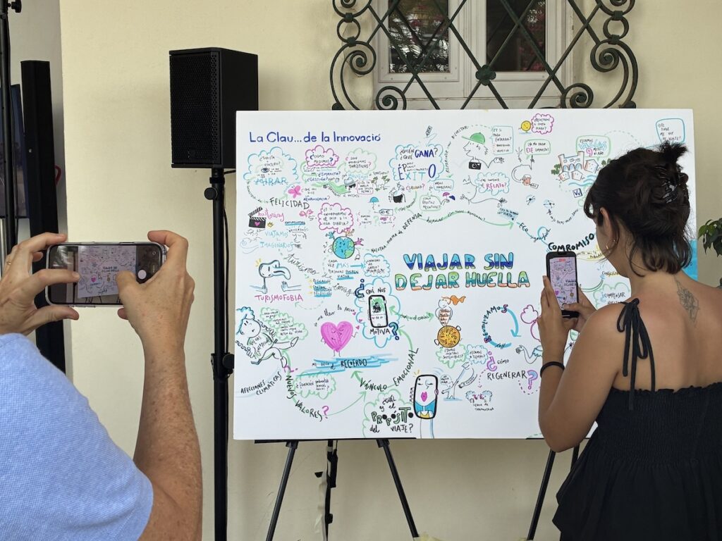 graphic recording sobre panel gente haciendo fotos