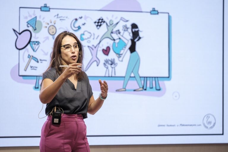 Marina Marisma explicando el poder del visual thinking en un congreso