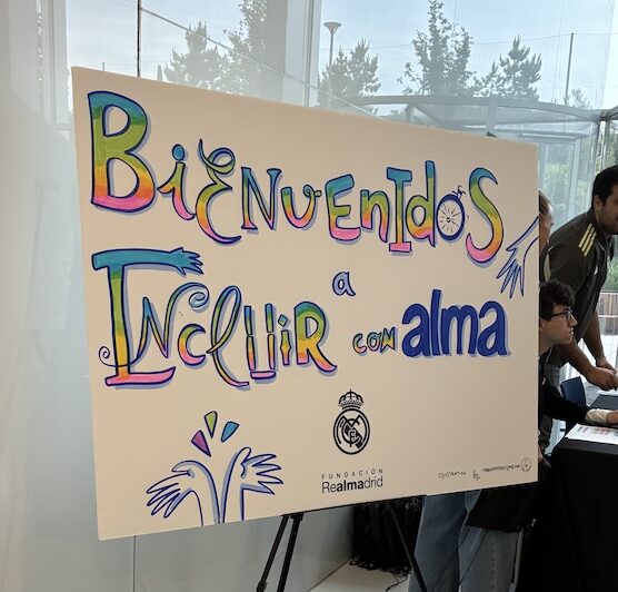 Cartel físico ilustrado a mano con el mensaje «Bienvenidos a incluir con alma» para una jornada de la Fundación Real Madrid. Copiar