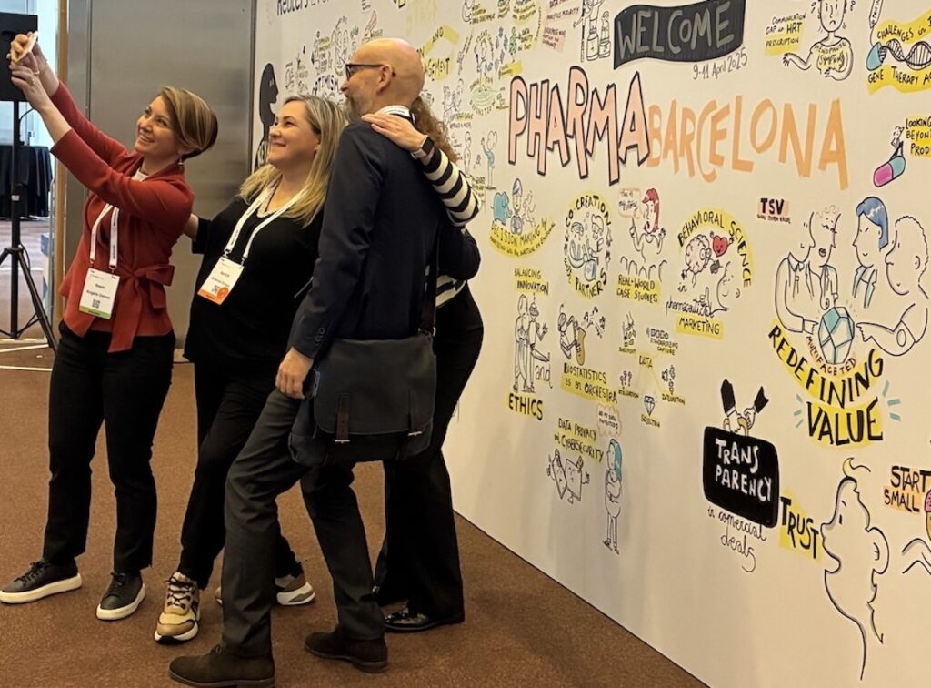 Asistentes al congreso farmacéutico de Barcelona en el espacio donde se realizó una intervención de graphic recording en directo tomándose una fotografía